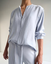 Carregar imagem no visualizador da galeria, Camisa Bata Recortes - Azul Claro Texturizado