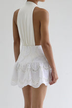 Carregar imagem no visualizador da galeria, Mini Saia Peplum c/ Short - Renda Branca