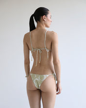 Carregar imagem no visualizador da galeria, Biquíni Top Triângulo - Estampa Argolas Fundo Verde