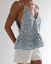Carregar imagem no visualizador da galeria, Blusa Peplum - Renda Flores Azuis