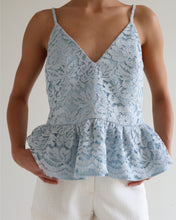 Carregar imagem no visualizador da galeria, Blusa Peplum - Renda Flores Azuis