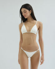 Carregar imagem no visualizador da galeria, Biquíni Top Triangulo Passantes - Off-White Creponado