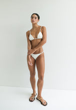 Carregar imagem no visualizador da galeria, Biquíni Top Triangulo Passantes - Off-White Creponado