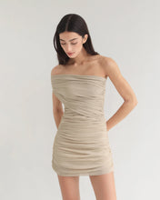Carregar imagem no visualizador da galeria, Vestido Curto Franzido Unilateral - Tule Natural