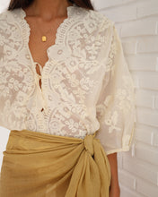 Carregar imagem no visualizador da galeria, Camisa Renda Localizada - Renda Off-White