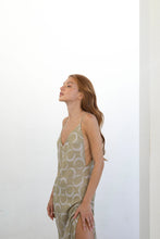 Carregar imagem no visualizador da galeria, Vestido /Saída Decote V - Estampa Argolas Fundo Verde