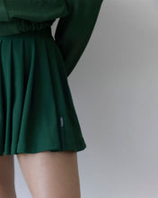Carregar imagem no visualizador da galeria, Saia Esportiva Plissada c/ Short Fixo - Verde Bandeira Piquet