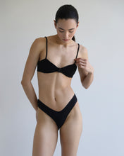 Carregar imagem no visualizador da galeria, Biquíni Tanga Asa Delta - Black Creponada