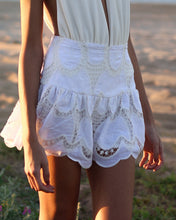 Carregar imagem no visualizador da galeria, Mini Saia Peplum c/ Short - Renda Branca