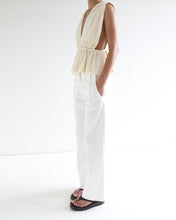 Carregar imagem no visualizador da galeria, Blusa Decote Profundo Peplum - Renda Off-White