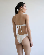 Carregar imagem no visualizador da galeria, Biquíni Tanga Asa Delta - Estampa Riscos Creamy