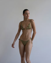 Carregar imagem no visualizador da galeria, Biquíni Top Triângulo Babado - Verde Oliva