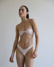 Carregar imagem no visualizador da galeria, Biquíni Tanga Asa Delta - Estampa Abstrato Rosa Tule