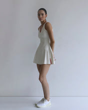 Carregar imagem no visualizador da galeria, Vestido Decote V Pregas c/ Short Avulso - Off-White Piquet