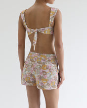 Carregar imagem no visualizador da galeria, Short Curto Reto Cós Baixo - Floral Vintage