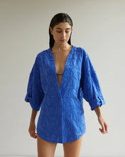 Carregar imagem no visualizador da galeria, Camisa Maxi - Azul Bordado