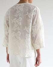 Carregar imagem no visualizador da galeria, Camisa Renda Localizada - Renda Off-White