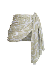 Carregar imagem no visualizador da galeria, Pareô - Estampa Argolas Fundo Verde