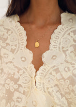 Carregar imagem no visualizador da galeria, Camisa Renda Localizada - Renda Off-White