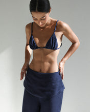 Carregar imagem no visualizador da galeria, Biquíni Top Triangulo Passantes - Azul marinho Creponado