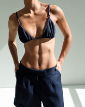 Carregar imagem no visualizador da galeria, Biquíni Top Triangulo Passantes - Azul marinho Creponado