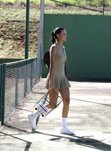 Carregar imagem no visualizador da galeria, Vestido Pregas Decote Ziper c/ Short Avulso - Caqui Piquet
