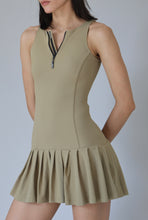 Carregar imagem no visualizador da galeria, Vestido Pregas Decote Ziper c/ Short Avulso - Caqui Piquet