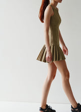 Carregar imagem no visualizador da galeria, Vestido Pregas Decote V c/ Short Avulso - Caqui Piquet