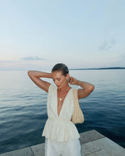 Carregar imagem no visualizador da galeria, Blusa Decote Profundo Peplum - Renda Off-White