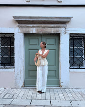 Carregar imagem no visualizador da galeria, Blusa Decote Profundo Peplum - Renda Off-White