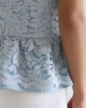 Carregar imagem no visualizador da galeria, Blusa Peplum - Renda Flores Azuis