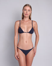 Carregar imagem no visualizador da galeria, Biquíni Top Triangulo Passantes - Azul marinho Creponado
