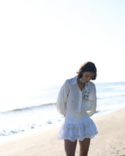 Carregar imagem no visualizador da galeria, Mini Saia Peplum c/ Short - Renda Branca